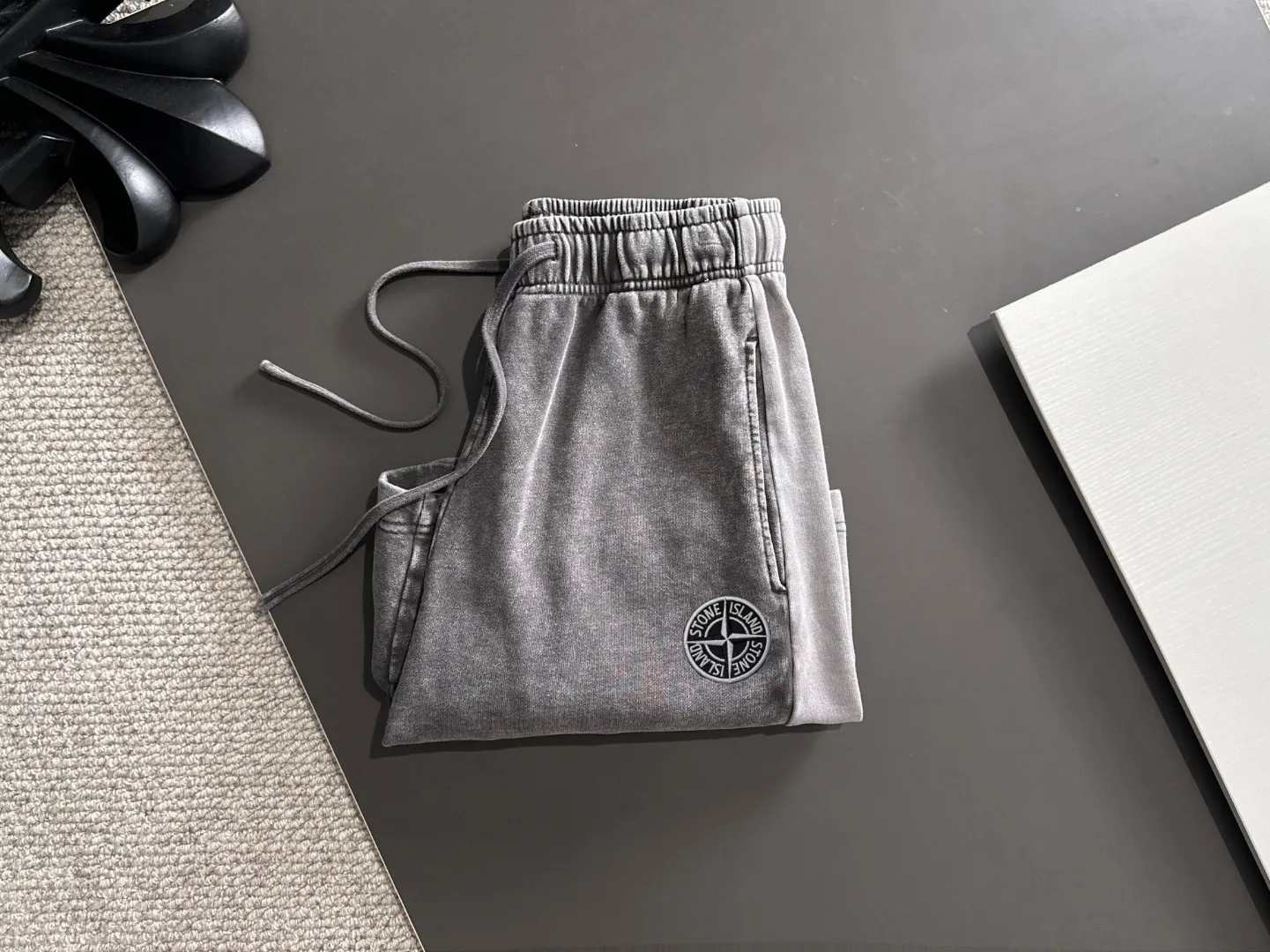 Next day shipment P300 High quality Stone lsland/Stone Island 2025 spring and summer new high-definition elastic band casual solid color loose shorts, made with machines imported from Italy. The hem of the trousers is stitched with two needles. The stitching is fine and firm. The fabric is customized at the counter and is highly breathable and comfortable. The details are impeccable. The brand element design concept reflects high quality. It feels delicate and soft! It presents a casual cut and the upper body shape is great! Size: S-XXL